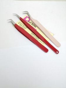 Pince à cils 65 degrés à revêtement de couleur avec logo personnalisé Extension de cils à volume incurvé en acier inoxydable à pointe en fibre durable - Product Image 2