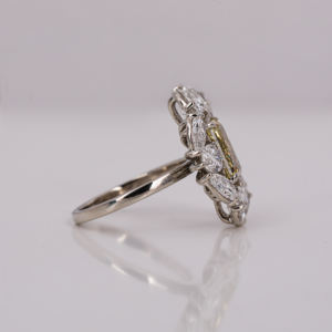 แหวนหมั้นเพชรทรงดอกไม้สีเหลืองเจียระไนแบบเรเดียนท์คัท เพชรสร้างในห้องปฏิบัติการ รับรองโดย IGI ทองคำแท้ 14 กะรัต ดีไซน์คลาสสิกแบบฝังเพชรหรูหรา - Product Image 4