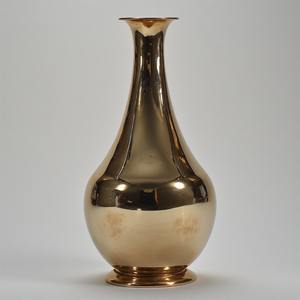 Jarrón de metal pulido plateado vintage con detalles tallados a mano hechos a mano para enriquecer interiores elegantes e inspirados en lo espiritual - Product Image 6