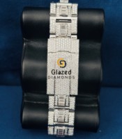 Montre-bracelet Moissanite en acier inoxydable avec style de diamants de clarté VVS et élève sa classe en lui donnant une touche de style