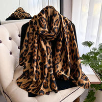 Vente en gros Offre Spéciale foulard en soie de créateur à imprimé léopard marron de luxe hijabs et foulard châles pour femmes