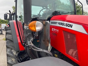 Tractor Massey Ferguson 5711 Usado en Buen Estado con Bomba y Caja de Cambios de Alto Rendimiento para Agricultura Pesada - Product Image 3