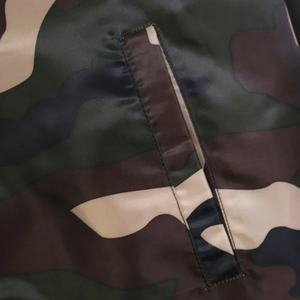 Chaqueta cortavientos de manga larga con bandera de camuflaje personalizada, bolsillos utilitarios, cierre de cremallera de poliéster 100%, apliques de servicio OEM para invierno - Product Image 5