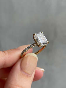 Anillos de boda de lujo de diamante solitario de corte esmeralda cultivado en laboratorio de oro puro de 18K, 4 garras, anillos de compromiso de Halo, fiestas clásicas OEM IGI - Product Image 4