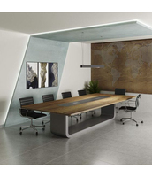 Explorez le mobilier de bureau personnalisé dans le design de table de conférence à surface solide CORIANS de Dubaï