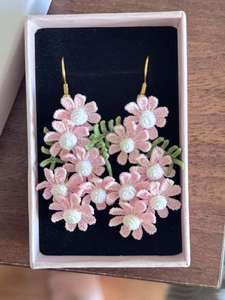 Pendientes de Ganchillo Delicados con Flores Grandes en Racimo, Joyería de Ganchillo Mini Hecha a Mano, Pendientes Colgantes de Ganchillo con Margaritas, Regalo - Product Image 4