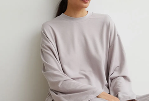 ชุดนอนผู้หญิงลายโลโก้ OEM ดีไซน์ทันสมัย กางเกงขาสั้น ชุดนอนผ้าฝ้าย 100% ใส่สบาย ระบายอากาศได้ดี - Product Image 3