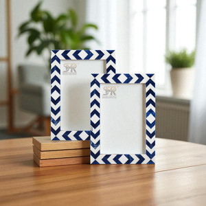 Marco de Fotos Hecho a Mano con Incrustaciones de Resina Azul y Blanca, Patrón de Diamante Chevron, Personalizable, Paisaje, Retrato, Decorativo, para Mesa, Hogar - Product Image 1