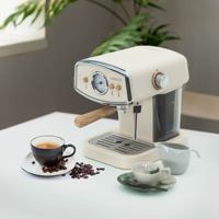 Ker Press Xpress offoffee Ker Aker 1050 W y 15 bares. Capacidad de 1,20 L con bandeja de caída extraíble y 2 tamaños de filtros