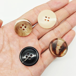 Botones de resina de 4 agujeros ecológicos a la moda de fábrica abrigo de 4 botones personalizado para damas botones de urea de costura de diamantes para ropa - Product Image 3