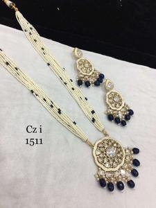 Ensemble collier et boucles d'oreilles de mariage Majestic Kundan Moissanite, conçu pour la fabrication de bijoux de mariée classiques et élégants, vente en gros - Product Image 3