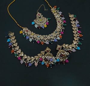 Joyería elegante, función de boda india, piedra CZ tachonada con collar de trabajo de perlas, conjunto de pendientes con cadena para el cabello y conjunto Mangtika - Product Image 1