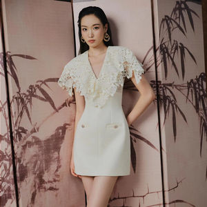 Robe courte évasée en dentelle avec col cape, motif LOTUS BLANC, marque locale Vietnam, haute qualité - Product Image 1