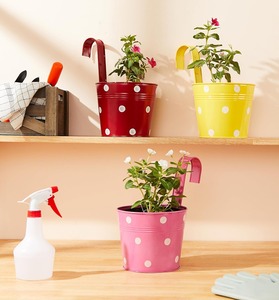 Joli pot en métal jaune avec des points blancs pour la décoration de jardin, le style de balcon et l'affichage de plantes d'intérieur vibrantes en provenance d'Inde - Product Image 6