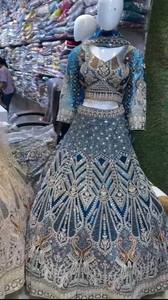 Lehenga Choli brodé traditionnel exclusif avec Dupatta Designer Bridal Wear pour les mariages et les fêtes prêt à expédier - Product Image 6