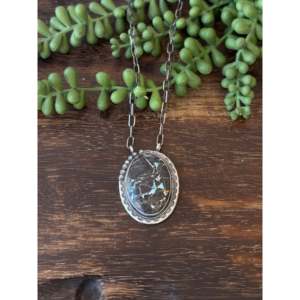 Collier artisanal Navajo en turquoise noire et argent sterling, bijou culturel de collection - Product Image 2