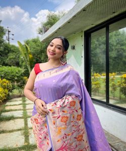 Saree prêt-à-porter avec dentelle florale en velours - Product Image 2