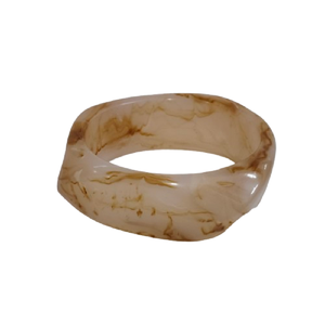 Brazalete de Resina Acrílica con Patrón Ondulado y Veteado Crema, Duradero, Orgánico, de Tono Neutro, Diseño de Espiral, Grueso, de Diseñador - Product Image 2