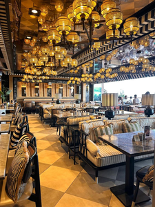 ชุดโซฟาหนังสไตล์โมเดิร์นพร้อมโต๊ะและเก้าอี้ไม้สำหรับร้านอาหาร คาเฟ่ โรงแรม และโครงการต่างๆ - Product Image 4