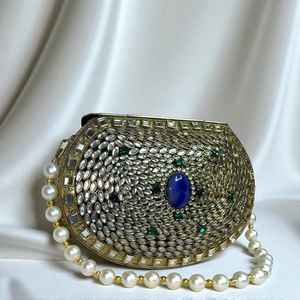 กระเป๋าคลัทช์เมทัลลิกสุดหรูสำหรับผู้หญิง เหมาะสำหรับงานปาร์ตี้ยามเย็น ดีไซน์โดดเด่นพร้อมสายสะพายโซ่สุดอินเทรนด์ - Product Image 4