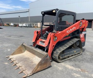Chargeuse sur chenilles Kubota SVL75-2 Skid Steer 2023: puissance polyvalente avec hydraulique auxiliaire et godet disponible sur bidadoo - Product Image 1