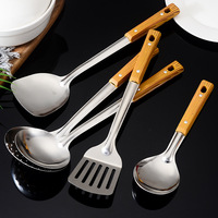 Service OEM Ensemble de cuillères à soupe en acier inoxydable anti-brûlure Pelle épaissie Manche en grain de bois Outils de cuisine ménagers en silicone