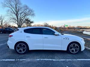 SUV Massirate Lenvate Modelo 2022 con Techo Corredizo, Faros Delanteros, Cámara Trasera de 360° y Asientos Eléctricos - Product Image 3