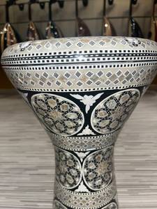Darbuka Doumbek Profesional Egipcia Hecha a Mano de Aluminio con Incrustaciones de Madreperla de 22cm - Product Image 2