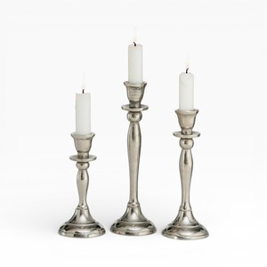 Porte-bougie en métal compact finition argent brillant, paire avec base large pour une décoration de table moderne et élégante - Product Image 3