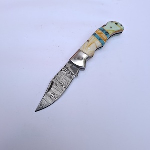 Cuchillo plegable de Damasco hecho a mano personalizado, cuchillo de bolsillo de supervivencia al aire libre multifuncional con mango de resina - Product Image 1