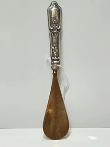 Rehausseur de chaussures en métal argenté de conception élégante pour le port quotidien des chaussures, avec une prise en main élégante et un look stylé, idéal pour offrir en cadeau - Product Image 3