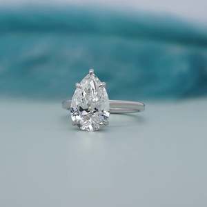 Anillo de compromiso de diamante con halo oculto certificado por IGI, anillo solitario de 5 puntas con corte pera - Product Image 3