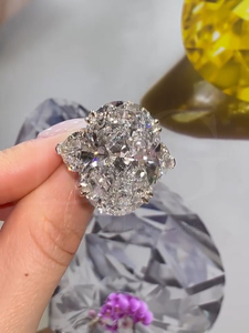 Le magnifique ovale que nous avons créé à d bijoux de lueur ressemble à une autre dame chanceuse qui bascule une bague ovale à trois pierres lourdes - Product Image 6