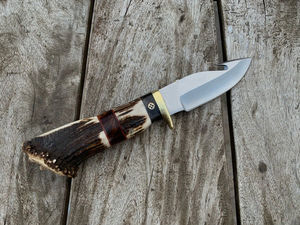 Couteau de chasse et de camping artisanal en acier D2, manche en corne, bord dentelé, couteau à dépecer personnalisé pour l'extérieur, service OEM, garantie de 3 ans - Product Image 3