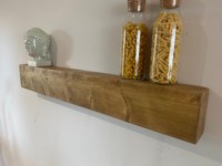 Étagère murale flottante en bois massif avec finition naturelle épaisse, design artisanal pour la décoration intérieure et l'intérieur moderne