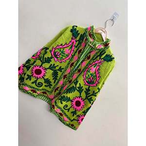 Veste en coton brodée à la main de style Suzani, motif floral vert citron et vert mousse avec touches rose, idéale pour le printemps - Product Image 4