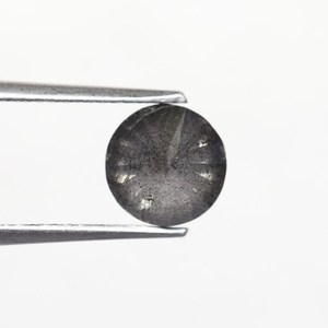 Anillo de Compromiso Único y Personalizado con Diamante Raro de 1.40 Ct, Corte Brillante Redondo Natural, Color Gris Sal y Pimienta, con Piedra Suelta - Product Image 4