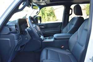 SUV Crossover Usado 2024, Gasolina, Automático, Asientos de Cuero, Cámara Trasera 360 - Product Image 3