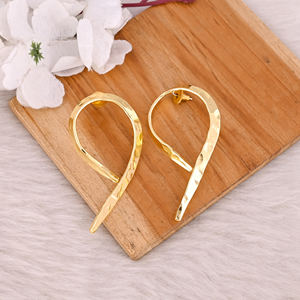 ต่างหูแบบติดหูทำมือชุบทองเหลืองสีเหลืองทองสำหรับผู้หญิง ดีไซน์ทันสมัย ประดับลายตอกแบบเรียบหรู สไตล์คลาสสิก เหมาะเป็นของขวัญงานแต่งงาน - Product Image 5