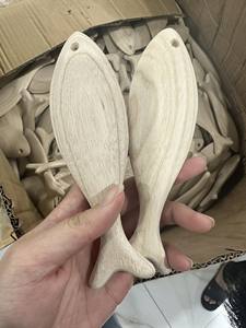 Decoración de peces de madera de alta calidad Vietnam hecho a mano colorido pez forma artesanía única decoración del hogar mejor precio exportación al por mayor - Product Image 3