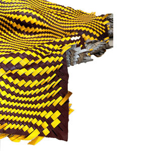 Este cuero artesanal de primera calidad presenta un patrón de tejido único con ricos tonos granate y amarillo. - Product Image 6