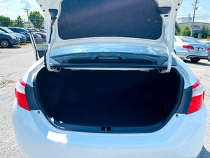 Toyota Corolla Hybride Limited AWD 2014 d'occasion en excellent état, 4 portes, intérieur foncé, conduite à droite/gauche, livraison rapide et vente disponible - Product Image 3