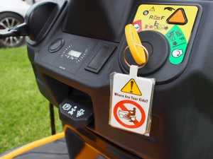 Cortacésped Industrial Cub Cadet XT1 LT46 de 28V con Batería, Motor de 2 Tiempos, Serie Enduro OEM, Prácticamente Nuevo - Product Image 5