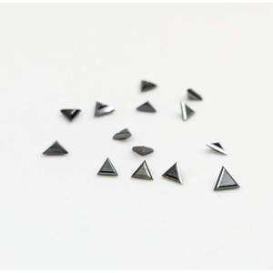 Pierre de diamant noir taillée en triangle de 3 mm pour la fabrication de bijoux, forme triangulaire - Product Image 2