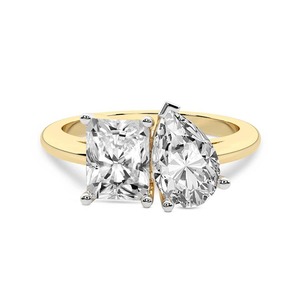 Anillo Vivid Radiant Pear Toi Et Moi con Diamante Cultivado en Laboratorio de 1.00 Ct Tw, Oro Sólido de 14K, Color FG, Claridad VS, 2 Diamantes con Facetas Audaces - Product Image 2