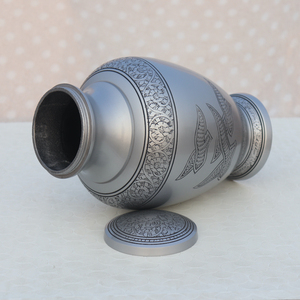 Urne de crémation de style américain avec un design floral unique pour garder les cendres de vos proches en toute sécurité fournie par HHO - Product Image 2