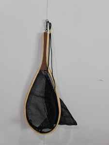 Filet à main en bois de haute qualité pour la pêche à la mouche et la libération de la truite avec un long crochet de suspension élastique profond - Product Image 4