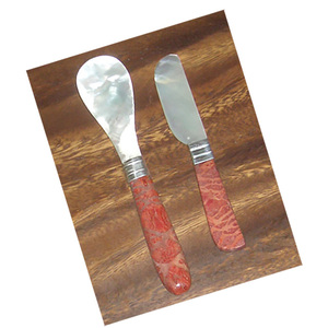 Ensemble de vaisselle rouge avec motif en verre, cuillère rouge et couteau, bijoux en coquillage, motif scénique, 12 cm, en stock - Product Image 3