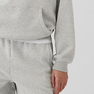 Mangas Largas con Diseño de Logotipo Personalizable para Pedidos al por Mayor, Ajuste Moderno para Invierno con Dobladillo Acanalado y Bolsillos Tipo Canguro - Product Image 4