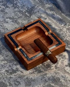 Cenicero Cuadrado de Madera Estilo Americano Acabado a Mano con Hermoso Grano Natural, Tamaño Personalizado para Cafetería, Patio y Jardín - Product Image 1
